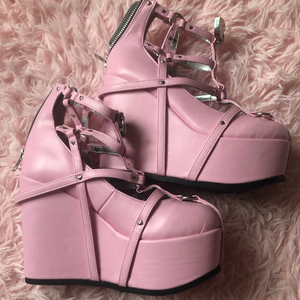 Demonia Poison-25-2 in pink. Pink demonia platforms with heart shaped lock.